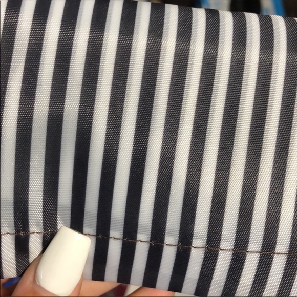 NWT STRIPED OVERSIZED TOTE/TRAVEL BAG👜 - Picture 3 of 5